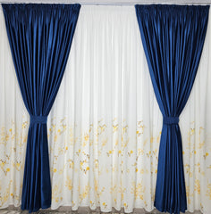 Set Penelopa – Perdea Matase Alba si Draperie Albastra Blackout 90% – ideal pentru livinguri si dormitoare cu canapele crem, bej, gri deschis sau alb si mobilier lemn natur sau alb – confectionat pe comanda
