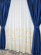 Set Penelopa: perdea alba din matase cu flori galbene si draperie albastra din catifea blackout 90%