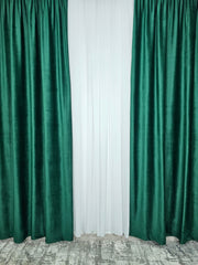 Set Bran – Perdea Jorjet Alb Imaculat si Draperie Verde Smarald Blackout 90% – ideal pentru livinguri si dormitoare in nuante de crem, bej, gri