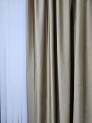 Draperie Premium Crem Catifea Garantat Opaca 100% Blackout – ideala pentru livinguri si dormitoare elegante cu canapele crem, bej, gri deschis sau alb si mobilier lemn natur, alb sau auriu – confectionata pe comanda