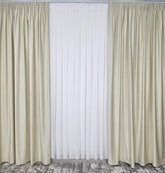 Set Magnus – Perdea Matase Alba Imaculata si Draperie Catifea Crem Deschis – ideal pentru livinguri si dormitoare elegante cu canapele crem, bej, gri deschis sau alb si mobilier lemn natur, alb sau auriu – confectionat pe comanda