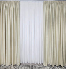 Set Magnus – Perdea Matase Alba Imaculata si Draperie Catifea Crem Deschis – ideal pentru livinguri si dormitoare elegante cu canapele crem, bej, gri deschis sau alb si mobilier lemn natur, alb sau auriu – confectionat pe comanda