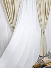 Set Magnus – Perdea Matase Alba Imaculata si Draperie Catifea Crem Deschis – ideal pentru livinguri si dormitoare elegante cu canapele crem, bej, gri deschis sau alb si mobilier lemn natur, alb sau auriu – confectionat pe comanda