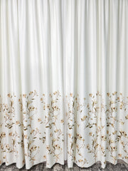 Draperie Blackout 80% cu Flori Crem Maro Model Gradina de Culori – ideala pentru livinguri si dormitoare calde si elegante cu canapele crem, bej, cappuccino sau alb si mobilier lemn natur sau wenge – confectionata pe comanda