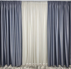 Set Oscar – Perdea Voal Premium Gri si Draperie Gri Mediu Blackout 90% – ideal pentru livinguri si dormitoare moderne cu canapele crem, gri, alb sau antracit si mobilier lemn natur, alb sau wenge – confectionat pe comanda