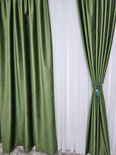 Set Premium: Nu Permite Deloc Patrunderea Luminii – Perdea Matase Alba si Draperie Verde Olive Catifea Blackout Total – Ideal pentru Livinguri si Dormitoare Elegante – Confectionat pe Comanda Casablanca Magazin
