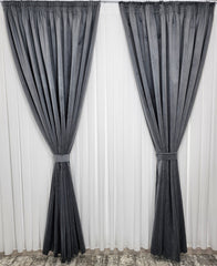 Draperie Gri Mediu Catifea Garantat Opaca model Premium blackout 100% – ideala pentru livinguri moderne si dormitoare elegante cu canapele crem, gri, alb sau antracit si mobilier lemn natur, alb sau wenge – confectionata pe comanda