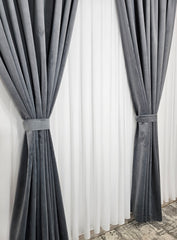 Draperie Gri Mediu Catifea Garantat Opaca model Premium blackout 100% – ideala pentru livinguri moderne si dormitoare elegante cu canapele crem, gri, alb sau antracit si mobilier lemn natur, alb sau wenge – confectionata pe comanda
