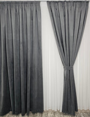 Draperie Gri Mediu Catifea Garantat Opaca model Premium blackout 100% – ideala pentru livinguri moderne si dormitoare elegante cu canapele crem, gri, alb sau antracit si mobilier lemn natur, alb sau wenge – confectionata pe comanda