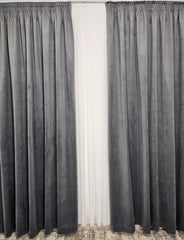 Draperie Gri Mediu Catifea Garantat Opaca model Premium blackout 100% – ideala pentru livinguri moderne si dormitoare elegante cu canapele crem, gri, alb sau antracit si mobilier lemn natur, alb sau wenge – confectionata pe comanda