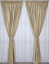 Set Bilbao Alb – Perdea Albă din Borangic cu Broderie si Draperie Catifea Crem Blackout 80% – ideal pentru livinguri luminoase si dormitoare elegante cu canapele crem, bej sau gri deschis si mobilier alb sau lemn natur – confectionat pe comanda