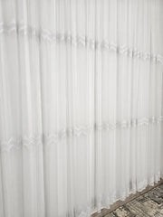 Perdea Bilbao Tip Borangic Albă cu 3 Rânduri de Broderie – ideală pentru livinguri luminoase și dormitoare elegante cu decoruri în nuanțe crem, bej sau alb și mobilier lemn natur sau alb – confecționată pe comandă