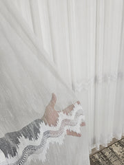 Perdea Bilbao Tip Borangic Albă cu 3 Rânduri de Broderie – ideală pentru livinguri luminoase și dormitoare elegante cu decoruri în nuanțe crem, bej sau alb și mobilier lemn natur sau alb – confecționată pe comandă