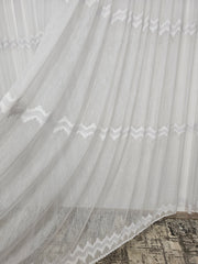 Perdea Bilbao Tip Borangic Albă cu 3 Rânduri de Broderie – ideală pentru livinguri luminoase și dormitoare elegante cu decoruri în nuanțe crem, bej sau alb și mobilier lemn natur sau alb – confecționată pe comandă