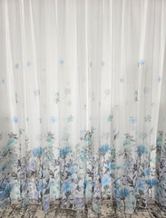 Perdea Emilia din Voal cu Model Floral Gri si Albastru – ideala pentru livinguri moderne si dormitoare luminoase cu canapele gri, alb, crem sau accente albastre si mobilier alb sau lemn natur – confectionata pe comanda