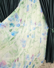 Set Elena – Perdea din Voal cu Model Floral Verde, Mov si Albastru si Draperie Catifea Verde – ideal pentru livinguri fresh si dormitoare elegante cu canapele crem, gri, alb sau accente verzi si mobilier lemn natur sau alb – confectionata pe comanda