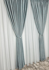 Set Luciana – Perdea Turcoaz din Bamboo Tip In si Draperie Turcoaz Tip Vopsea Decorativa – ideal pentru livinguri moderne si dormitoare fresh cu canapele crem, alb, gri sau accente turcoaz si mobilier lemn natur sau alb – confectionata pe comanda