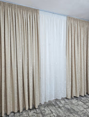 Draperie crem Los Angeles nisip tip vopseaDraperie Crem Los Angeles Tip Nisip, Vopsea Decorativa – ideala pentru livinguri cu canapele crem, bej, cappuccino sau gri deschis si mobilier lemn natur sau alb – confectionata pe comanda decorativa