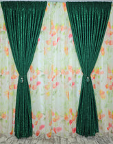 Set Florina: perdea din voal cu model floral combinatie rosu cu portocaliu si draperie verde smarald tip vopsea decorativa