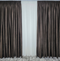 Draperie din Catifea Maro Inchis Blackout 90% – ideala pentru livinguri cu canapele crem, cappuccino, bej sau gri deschis si mobilier lemn natur sau wenge – confectionata pe comanda