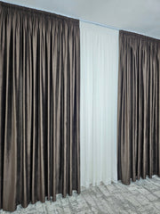 Draperie din Catifea Maro Inchis Blackout 90% – ideala pentru livinguri cu canapele crem, cappuccino, bej sau gri deschis si mobilier lemn natur sau wenge – confectionata pe comanda