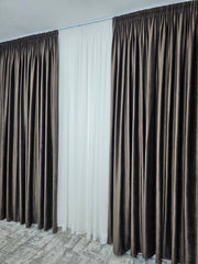 Draperie din Catifea Maro Inchis Blackout 90% – ideala pentru livinguri cu canapele crem, cappuccino, bej sau gri deschis si mobilier lemn natur sau wenge – confectionata pe comanda