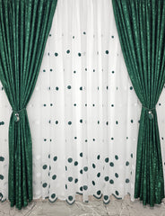 Set Kandia – Perdea din In cu Buline Verde-Alb si Draperie Decorativa Tip Nisip Verde Smarald – ideal pentru livinguri cu canapele crem, alb, gri deschis sau accente verde si mobilier lemn natur sau alb – confectionat pe comanda