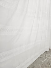 Perdea alba din cu broderie material plin ca textura tip in