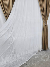 Set Marta – Perdea Ivoire din Borangic cu Broderie si Draperie Catifea Bej Caramel – ideal pentru livinguri cu canapele crem, cappuccino, bej sau maro deschis si mobilier lemn natur sau alb – confectionat pe comanda