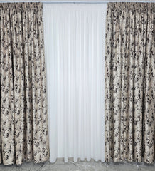 Set Ezi – Perdea Albă din In, Mătase și Inisor cu Draperie Crem-Maro – ideal pentru livinguri cu canapele crem, cappuccino sau maro deschis și mobilier lemn natur sau alb – confecționat pe comandă