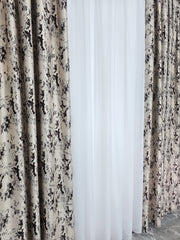Set Ezi – Perdea Albă din In, Mătase și Inisor cu Draperie Crem-Maro – ideal pentru livinguri cu canapele crem, cappuccino sau maro deschis și mobilier lemn natur sau alb – confecționat pe comandă