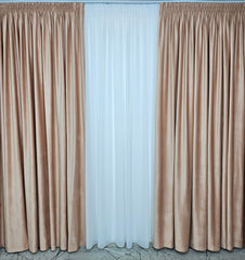 Draperie din Catifea Crem Roze – ideală pentru livinguri cu canapele crem, roz pudra sau gri deschis și mobilier alb sau lemn natur – confectionată pe comandă