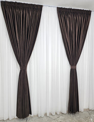Set Sara – Perdea din Jorjet Alb si Draperie Catifea Maro Inchis – ideal pentru livinguri cu canapele crem, cappuccino sau maro si mobilier lemn natur sau wenge – confectionat pe comanda