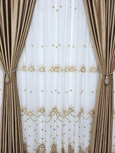 Set Reina: perdea ivoire din in gros cu broderie capucino si draperie din catifea caramel