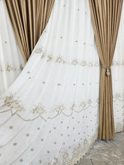 Set Amanda – Perdea Ivoire din In Gros cu Broderie Bej si Draperie Catifea Caramel – ideal pentru livinguri cu canapele crem, cappuccino sau bej si mobilier lemn natur sau maro deschis – confectionat pe comanda