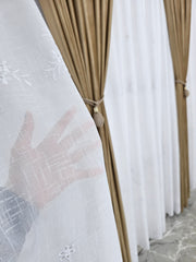 Perdea Timeea Alba cu Broderie din Material Plin Tip In pentru Living si Dormitor cu Mobilier Alb si Lemn Natur, 100% Poliester, Confectionata la Comanda Casablanca Magazin