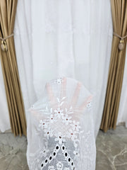 Perdea Timeea Alba cu Broderie din Material Plin Tip In pentru Living si Dormitor cu Mobilier Alb si Lemn Natur, 100% Poliester, Confectionata la Comanda Casablanca Magazin
