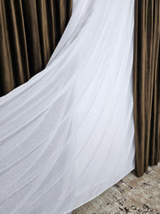 Perdea alba din material plin ca textura, tip in cu aspect de ploita