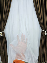 Perdea alba din material plin ca textura, tip in cu aspect de ploita