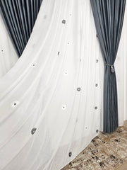 Perdea Dora alba din material plin ca textura in cristal cu flori alb-gri