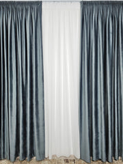 Draperie Catifea Gri Inchis Blackout 90% – ideala pentru livinguri si dormitoare moderne cu canapele crem, bej, gri deschis sau alb si accente gri inchis, mobilier lemn natur, alb sau wenge – confectionata pe comanda