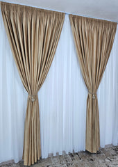 Set Carmen – Perdea alba simpla din voal si Draperie din catifea culoarea mierii – Set elegant pentru living si dormitor in nuante alb, crem, bej si maro deschis, confectionat pe comanda