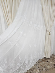 Perdea alba material plin ca textura, din in cu flori albe model Vendolin
