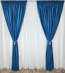 Ideal pentru living si dormitor cu pat sau canapea albastra, pereti albi si mobilier alb sau lemn natur - Set Celestia: Perdea Alba cu Aspect de In si Flori Albe si Draperie Catifea Albastra - confectionat pe comanda