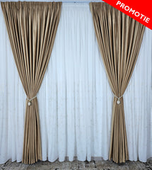 Set Livia – Perdea Alba din Matase cu Insertii Aurii si Draperie Catifea Crem Miere – ideal pentru livinguri cu canapele crem, bej sau cappuccino si mobilier lemn natur sau accente aurii – confectionat pe comanda