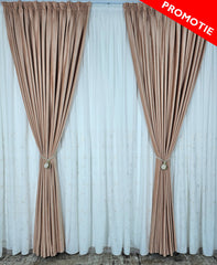Set Velmora – Perdea Alba din Matase cu Insertii Aurii si Draperie Catifea Crem Roze – ideal pentru livinguri cu canapele crem, cappuccino sau roz pudra si decoruri bej, alb sau accente aurii – confectionat pe comanda