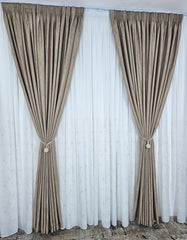 Set Asda – Perdea Alba din Matase cu Insertii Aurii si Draperie Lucy Tip Vopsea Decorativa Aurie – ideal pentru livinguri cu canapele crem, bej sau cappuccino si mobilier alb, lemn natur sau accente aurii – confectionat pe comanda