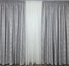 Set Bravo – Perdea Alba din Matase cu Insertii Gri si Draperie Gri Tip Vopsea Decorativa – ideal pentru livinguri cu canapele gri, crem sau bej si mobilier alb, negru sau lemn natur – confectionat pe comanda