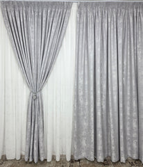 Set Bravo – Perdea Alba din Matase cu Insertii Gri si Draperie Gri Tip Vopsea Decorativa – ideal pentru livinguri cu canapele gri, crem sau bej si mobilier alb, negru sau lemn natur – confectionat pe comanda