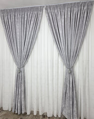 Set Bravo – Perdea Alba din Matase cu Insertii Gri si Draperie Gri Tip Vopsea Decorativa – ideal pentru livinguri cu canapele gri, crem sau bej si mobilier alb, negru sau lemn natur – confectionat pe comanda